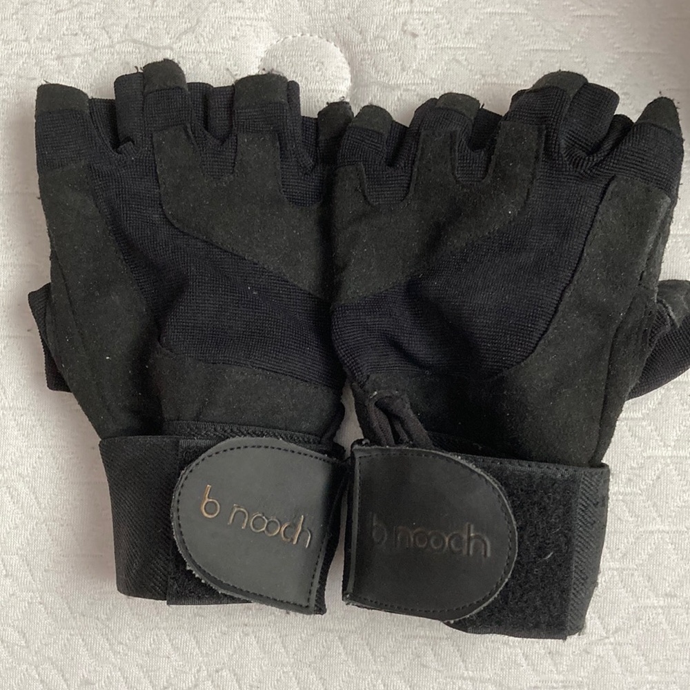 Tipless gloves
